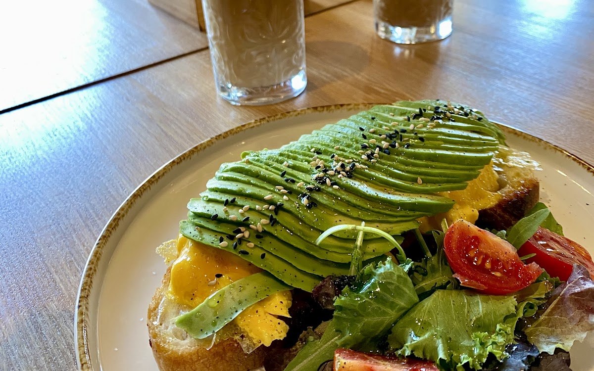Avocado toast con insalata e due iced coffee sul tavolo di FYSA — brunch a San Giovanni, Roma