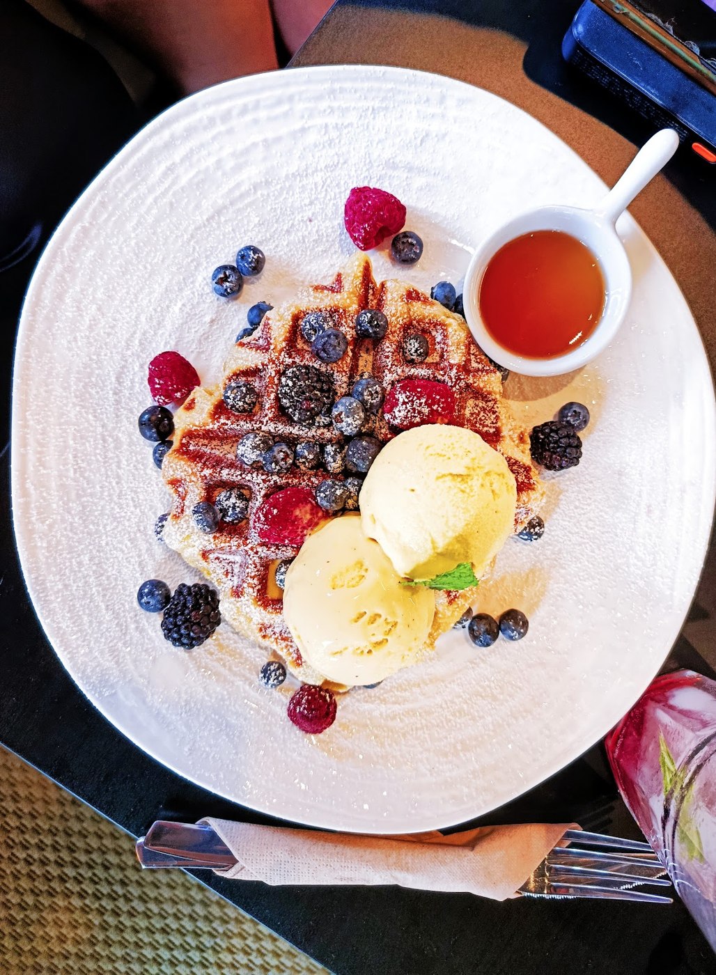 Waffle con frutti di bosco, gelato e sciroppo — il brunch di FYSA a Roma San Giovanni