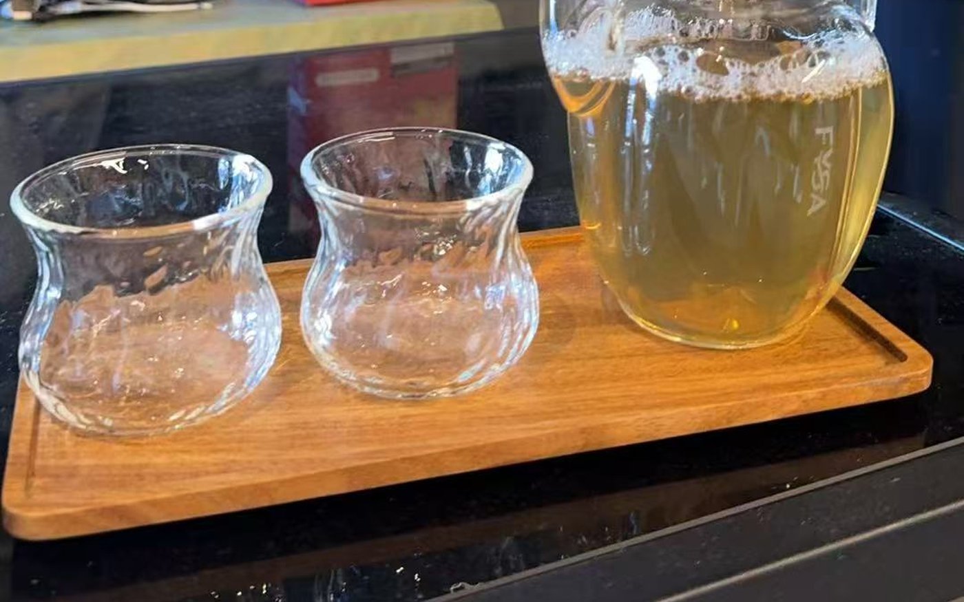 Cold brew tea di FYSA — caraffa in vetro con incisione FYSA e bicchieri su vassoio di legno