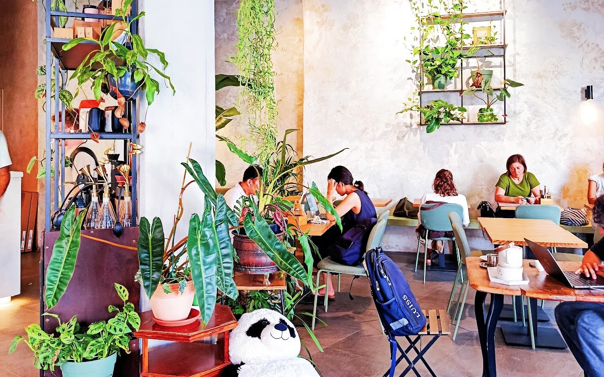 La sala di FYSA in un giorno feriale con clienti al laptop